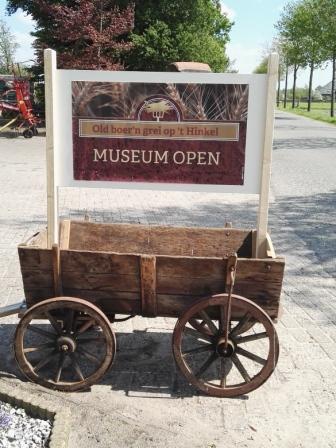 bord museum aan de weg